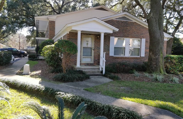 Beautiful, cozy, quiet, friendly, 3 miles from everything including nightlife.
