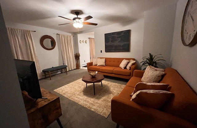 Beautiful cozy2 bedrooms located in a safe community just minutes from downtown.