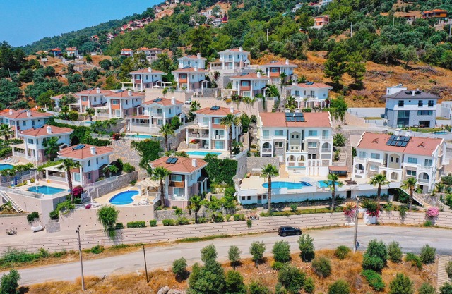 Beautiful Detached Villa With Private Pool And Stunning Views, Walkable to Town.