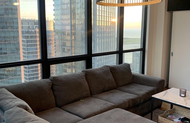 Beautiful Downtown Condo Overlooking Scotiabank Arena