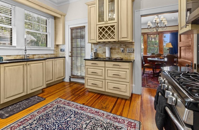 Beautiful Downtown 2 BR Home w/Yard