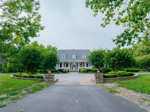 Beautiful Estate in 19 acres of land in Apex