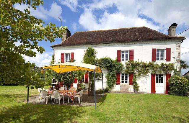 Beautiful Farmhouse With Swimming Pool, Close To River And Medieval Village
