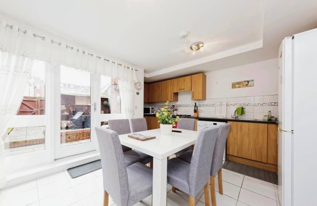 Beautiful Family Town Home With Private Parking