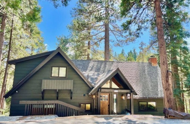 Beautiful family cabin w/forest views. Walk to Blue Jay, 2 miles to the Village