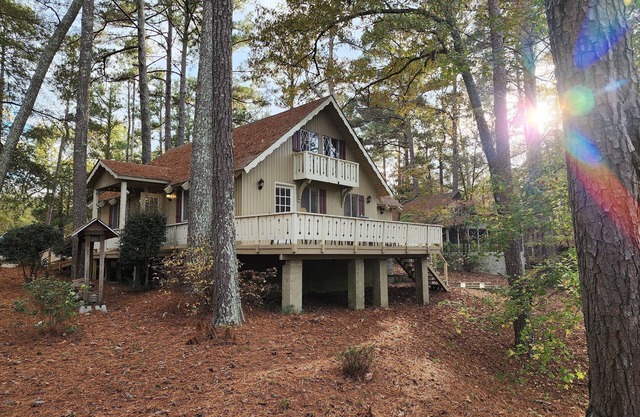 Beautiful family friendly 4 bedroom Resort Chalet with Fireplace