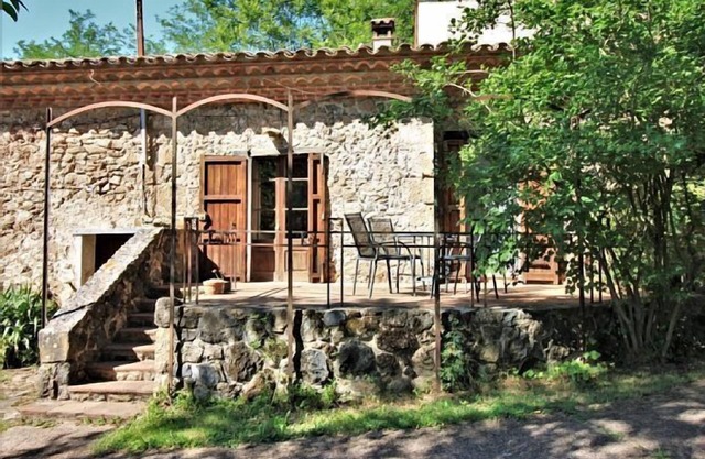 Beautiful farmhouse with capacity for 8 people located 5 minutes from "La Fageda".
