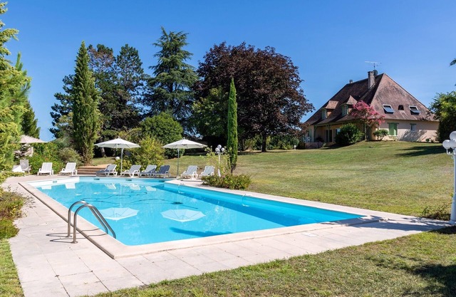 Beautiful charming house with shaded park and swimming pool near Brantome