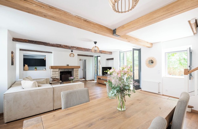 Beautiful family house sleeps 9 near the castle in Dampierre