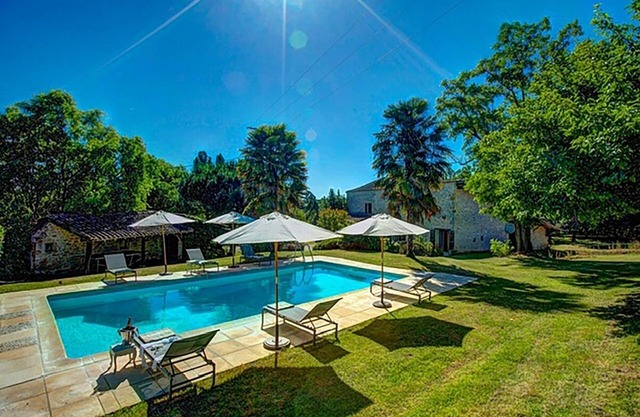 Beautiful Stone Farmhouse, Private Pool, Idyllic Setting Amongst Vineyards near Sainte-Foy-la-Grande