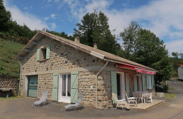 Beautiful private villa for 4 guests with TV, terrace, pets allowed and parking