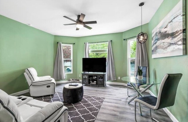 Beautiful fully remodeled 1 bd apt w King size bdn