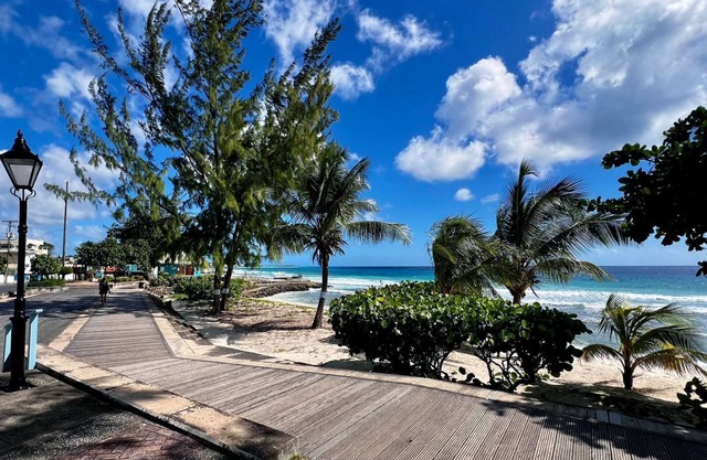 Beautiful Ground Floor Modern Condo, Just Steps to the Pool and Ocean