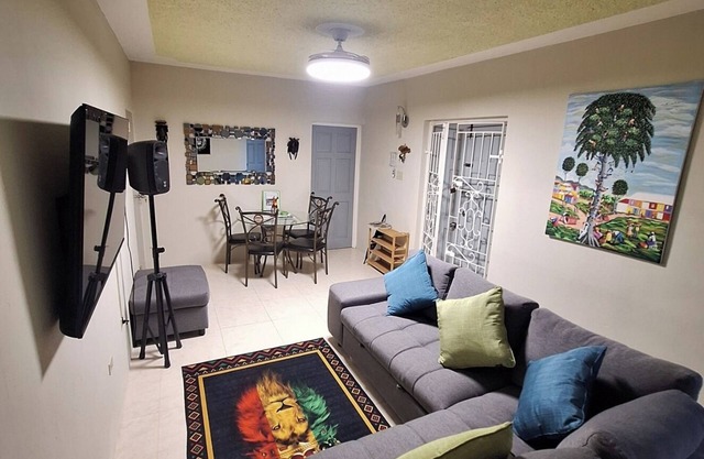 Beautiful ground floor 2 bed apartment 5 min drive to the heart of Ocho Rios!
