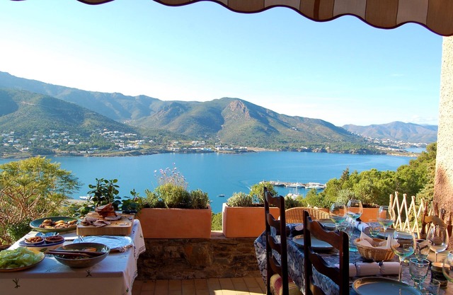 Beautiful house with spectacular sea views in quiet area