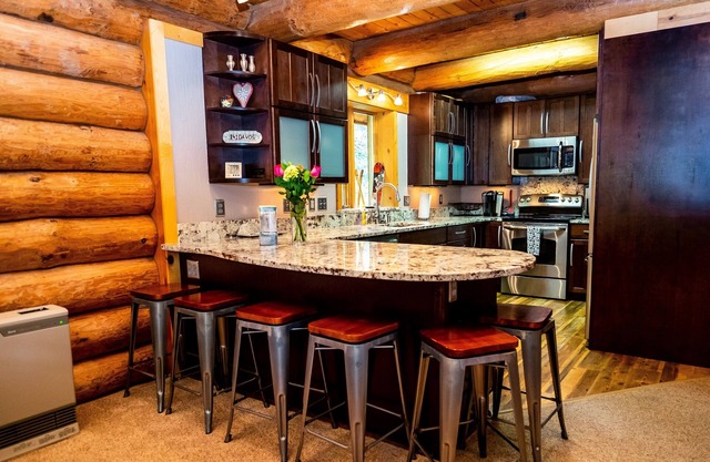 Beautiful Hand-Crafted Log Chalet - Great Views