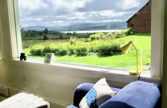 Beautiful hilltop cottage, stunning views, 5 mins. to town