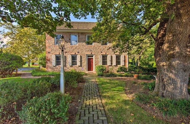 Beautiful Historic House In Amish Country