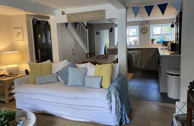 Beautiful Holiday Cottage next to beach in Cawsand, SE Cornwall - dog friendly!