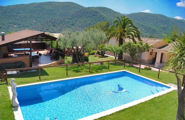 Beautiful holiday home with mountain views, big pool and close to Banyoles lake
