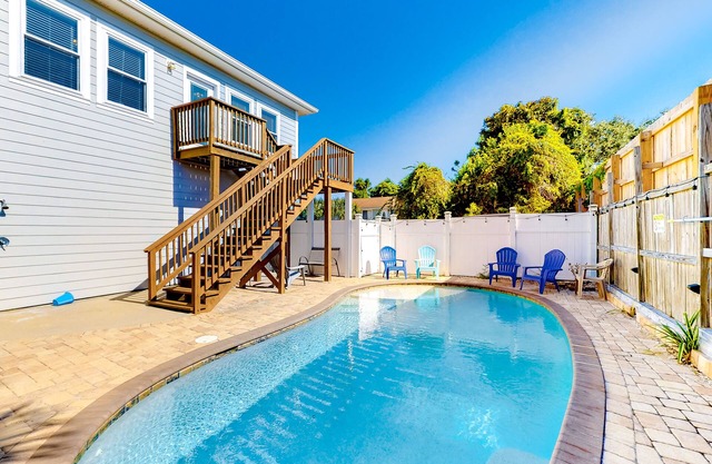 Beautiful home with 2 kitchens, private pool, & balcony - snowbird-friendly