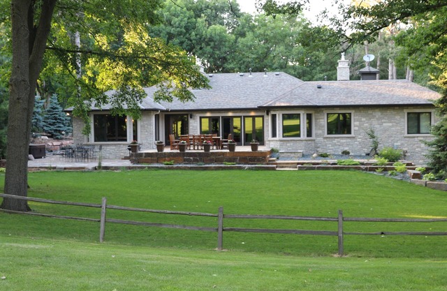 Beautiful Home 8 miles from Downtown Minneapolis adjacent to private Golf Course