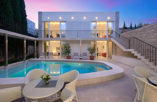 Beautiful home in Bol