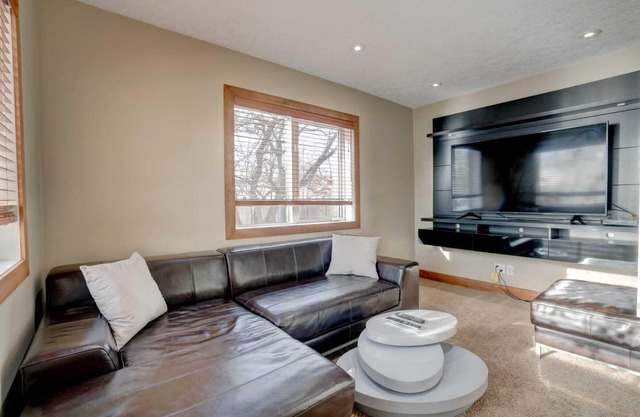 Beautiful Home in Calgary, Private Garden and Deck