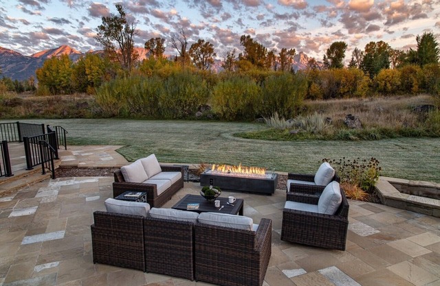 Beautiful home in Jackson. Gorgeous Teton Views, Hot Tub and 72" Long Fire Table