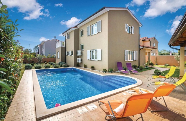 Beautiful home in Loborika with WiFi