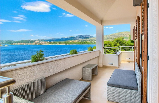 Beautiful home in Okrug Donji