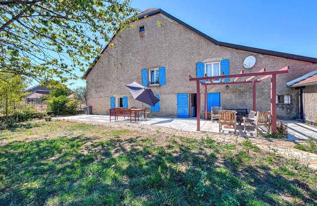 Beautiful home in Pressigny with WiFi