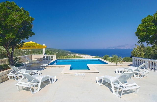 Beautiful home in Pucisca