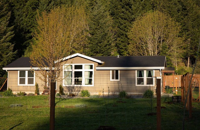 Beautiful Home near forest and river!