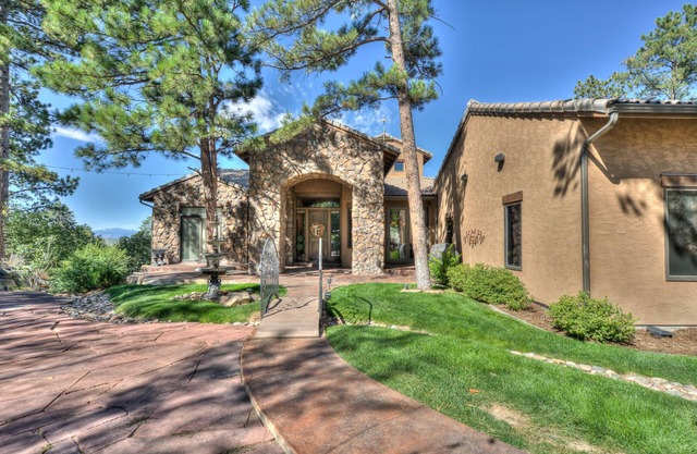 Beautiful Home nestled in the pines, media room, onsite gym, 30mi to Denver