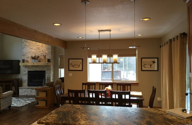 Beautiful Home On 10 Mile Creek!