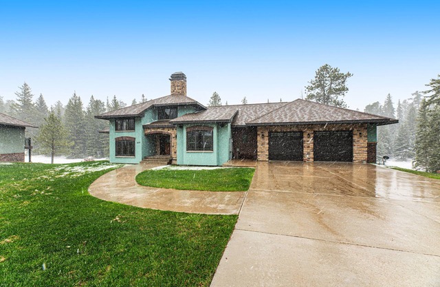 Beautiful home w/private hot tub, poker table, pool table, WiFi, sauna, firepit