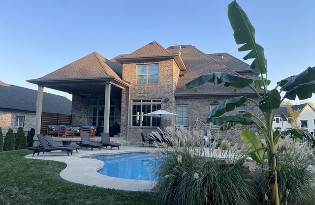 Beautiful home with pool & home gym! Just 20 min to KY Derby!