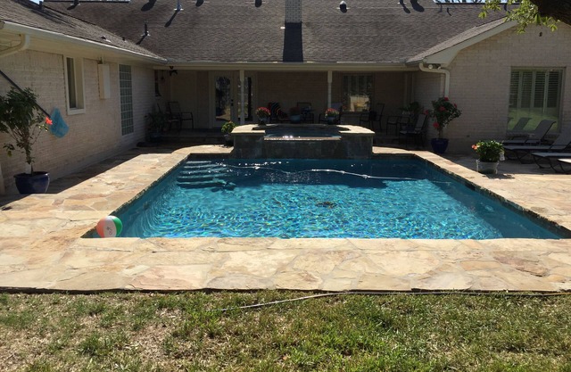 Beautiful Home With Pool 10 Minutes From A&M & downtown Bryan.