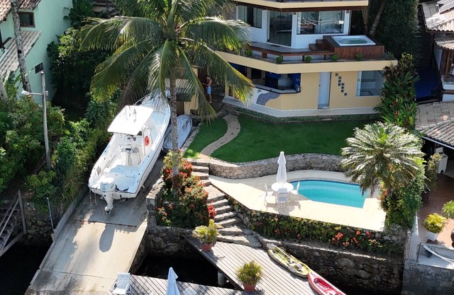 Beautiful house in Vila Velha on the water