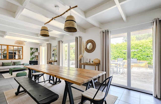 beautiful house for 10 people with spa and equipped exterior, 2 steps from the lake (swimming)