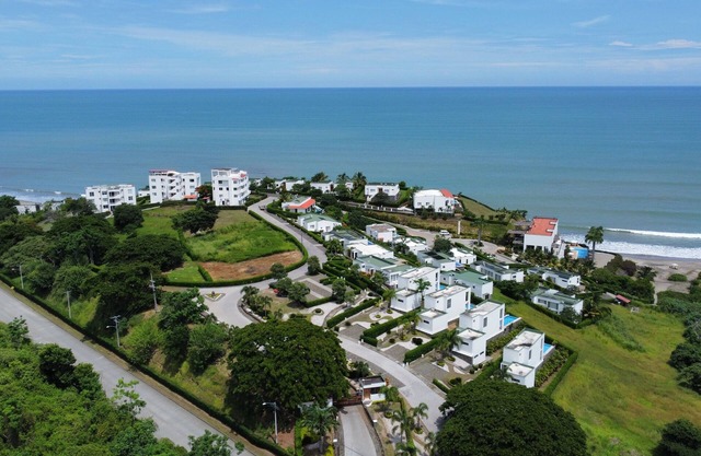 Beautiful house with private pool in Jama Campay with ocean view