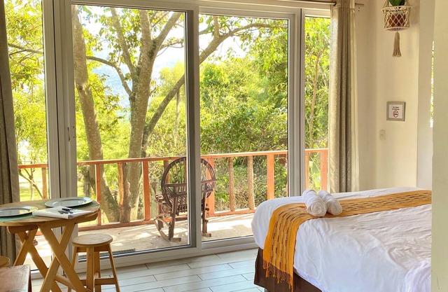 Beautiful Lakefront Treehouse