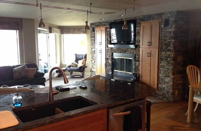 Beautiful Lake Chelan Beachfront Condo, Just 3 Blocks From Downtown Chelan
