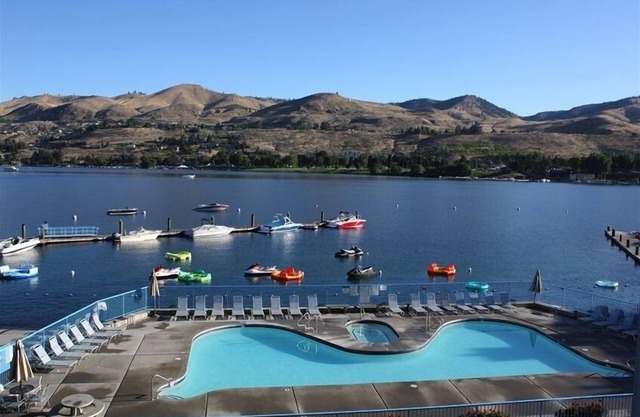 Beautiful Lake Chelan Condo, 2 Bedroom, 2 Bath, Sleeps 6.