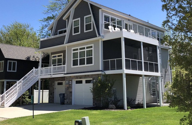 BEAUTIFUL LAKE FRONT HOME STUNNING VIEWS AND STUNNING HOME
