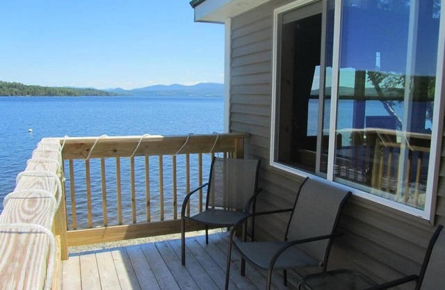 Beautiful Lake Front Yr Round Cottage-Magnificent Views 5 ft from Lake.