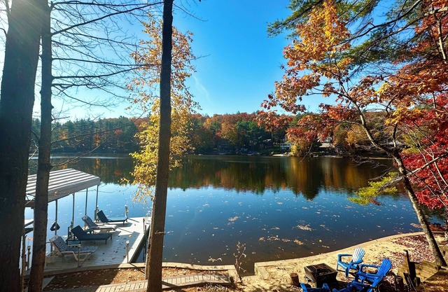 Beautiful Lake House on Belleau 100 ft of Waterfront! Kayaks, Jacuzzi 3100 sqft!