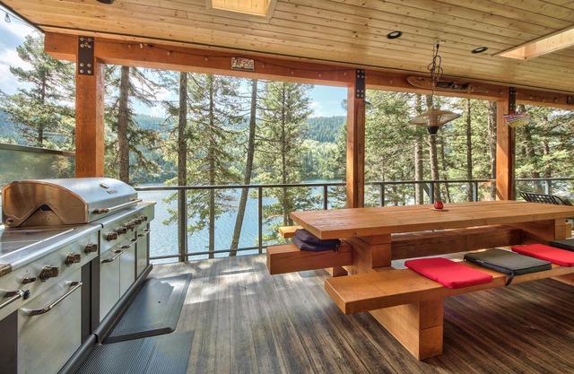 Beautiful lakefront home on Heffley Lake
