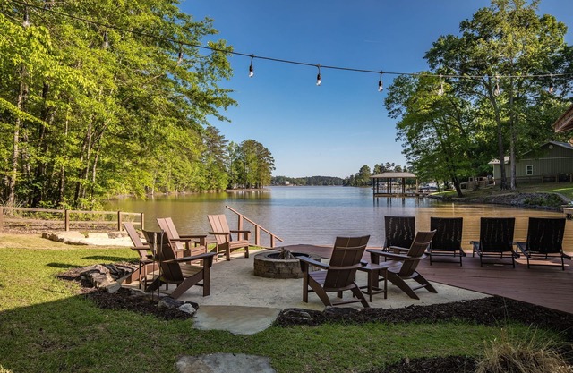 Beautiful lakefront getaway! Stunning waterfront views and direct lakefront.